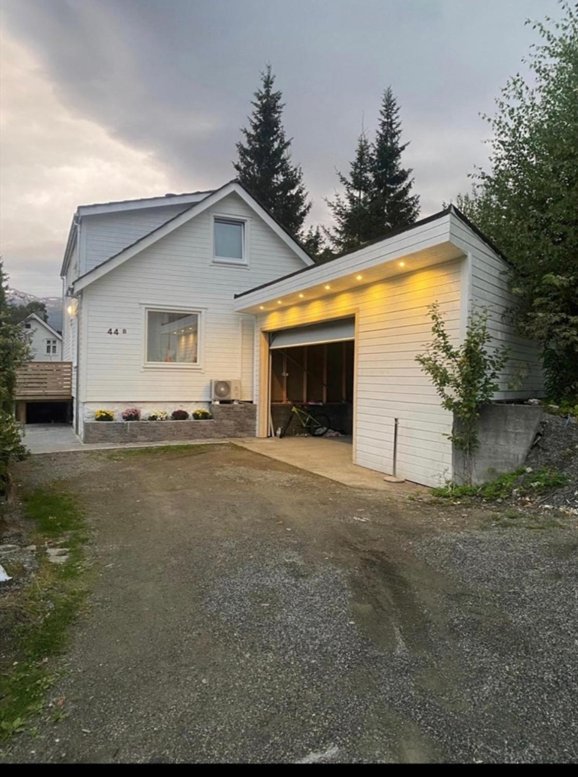 Et Fint Og Stort Enebolig Sentralt I Voss! Villa Buitenkant foto